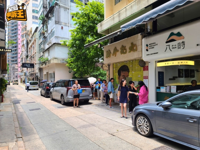 面店中午开门前,已有很多人在店外排队等候光顾。 面店中午开门前,已有很多人在店外排队等候光顾。