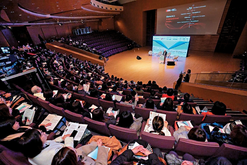 逾300位国际及香港艺文机构的嘉宾及参与者齐聚“文化领袖论坛2025”,场面非常热闹。 逾300位国际及香港艺文机构的嘉宾及参与者齐聚“文化领袖论坛2025”,场面非常热闹。