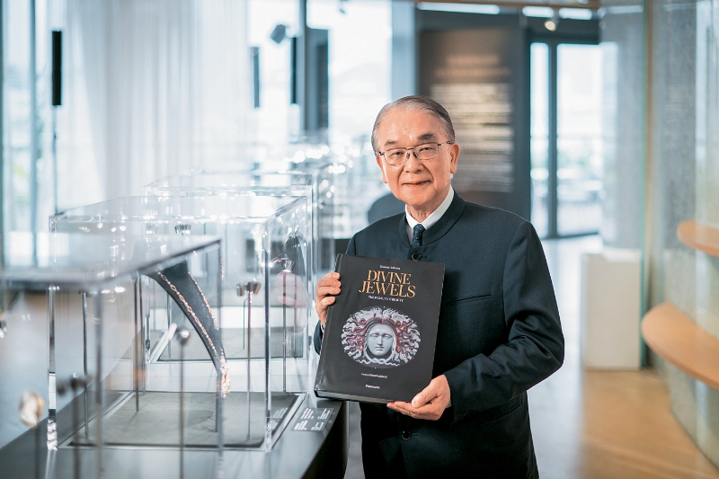 日本著名收藏家有川一三（Kazumi Arikawa）。