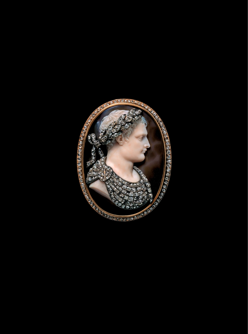 19世纪早期，罗马著名宝石雕刻家Nicola Morelli创作的拿破仑一世肖像浮雕胸针，以金、银、钻石及玛瑙打造而成。