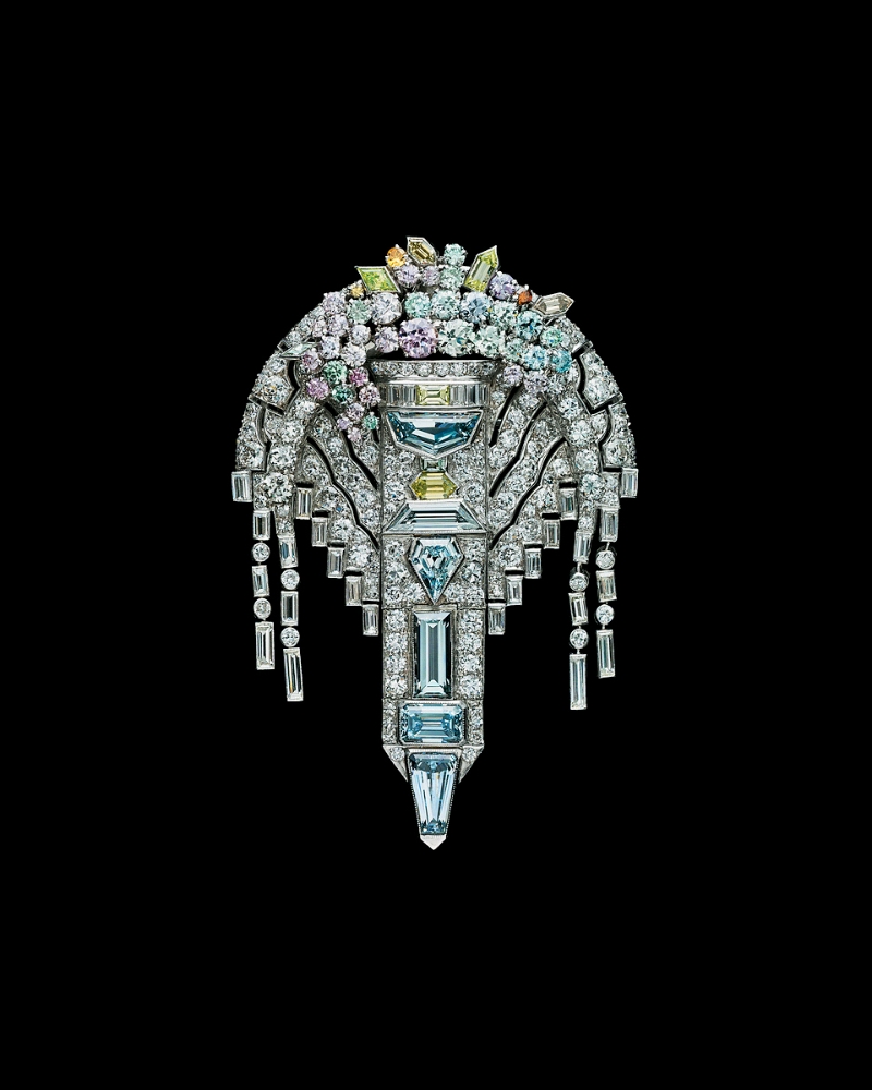 铂金镶钻石多彩钻石喷泉胸针，约1925年面世。