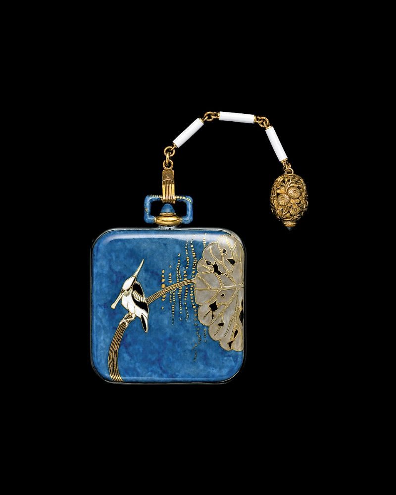 日本印笼风格怀表是约1925年的作品，机芯出自Vacheron Constantin，以金、蓝宝石及珐琅打造。