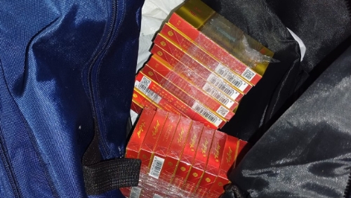 过往代购免税烟的不法之徒在口岸免税店购买一至两条香烟，继而在深圳拆去长条包装，再用胶纸捆绑每10包香烟，以减少体积，方便收藏于行李或衣服内蒙混过关返港。