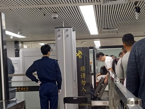 深圳海关利用X光机和人脸识别系统精准截查超额携带香烟的入境人士。