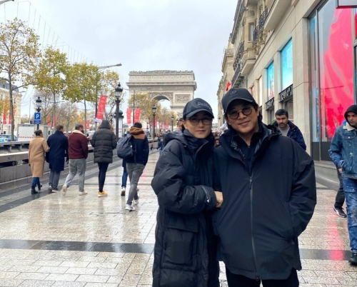 李连杰与太太利智结婚多年，依然很恩爱。