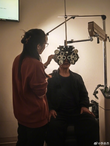 李连杰日前罕有贴上二女相。