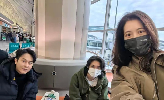 魔童(中)愈大愈靓仔,张智霖和袁咏仪肯定十分开心。 (微博图片) 魔童(中)愈大愈靓仔,张智霖和袁咏仪肯定十分开心。 (微博图片)