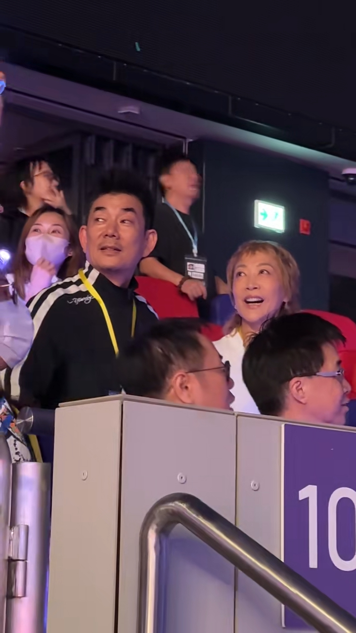 任贤齐老婆罕有地现身。 任贤齐老婆罕有地现身。