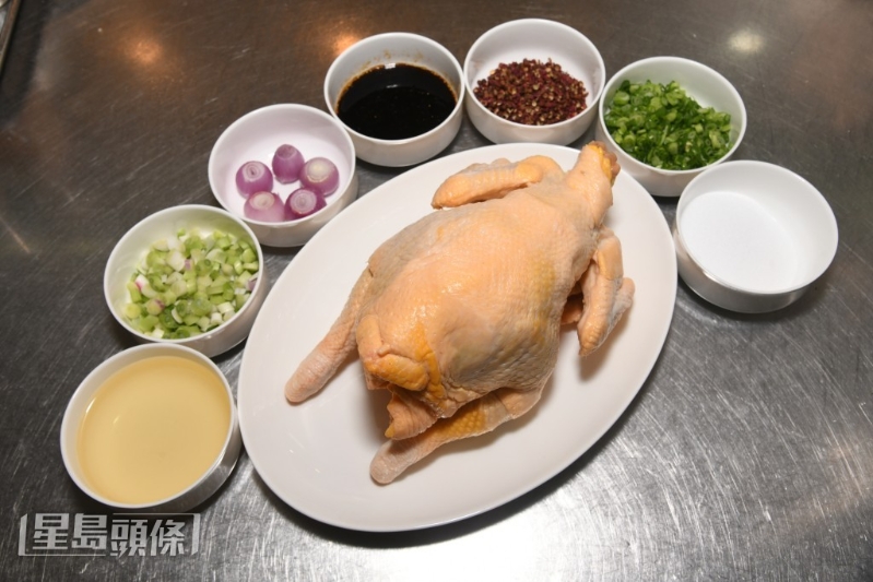 加入多种香料提升香味。 加入多种香料提升香味。