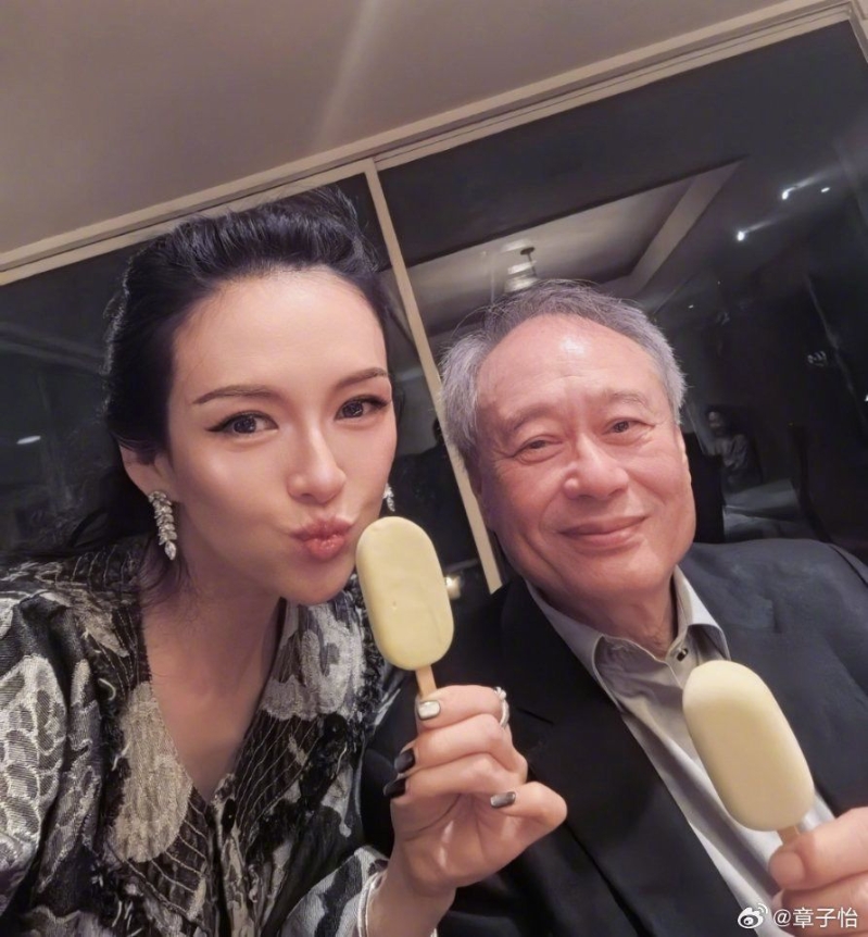 章子怡公开了3张与李安的合照。1