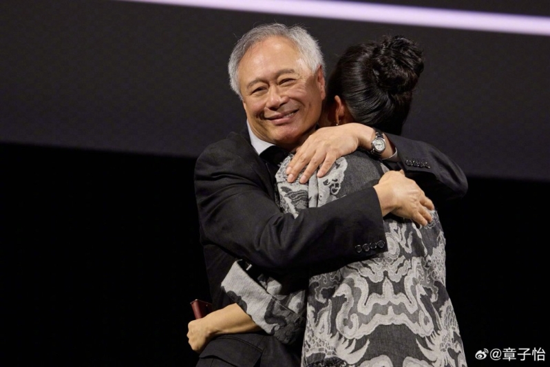 章子怡与李安再度拥抱，她指这代表得到对方认同。