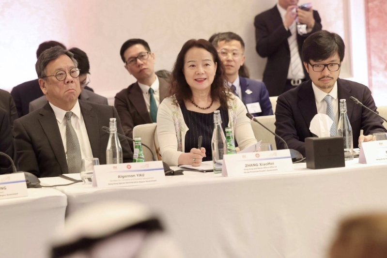 代表团成员出席卡塔尔商人协会圆桌会议，与当地私营企业代表会面