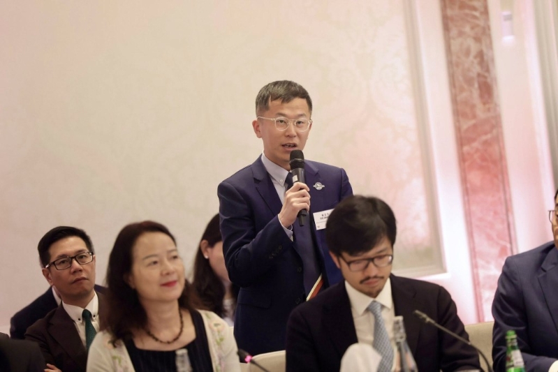 代表团成员出席卡塔尔商人协会圆桌会议，与当地私营企业代表会面。