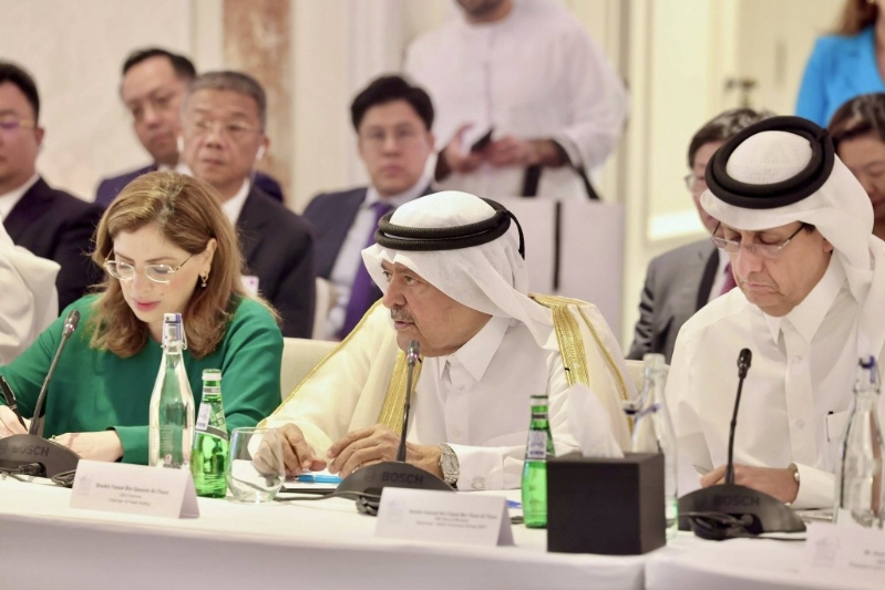 代表团成员与卡塔尔私营企业代表会面。