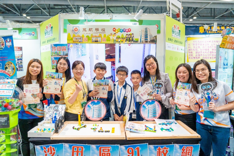 约300间本地幼儿园、小学、中学及大专院校将参与「香港学校展区」，校长及师生都会亲身出席。