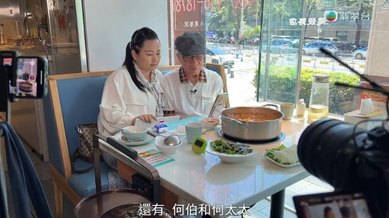 何伯何太忘年恋引起热论。 何伯何太忘年恋引起热论。