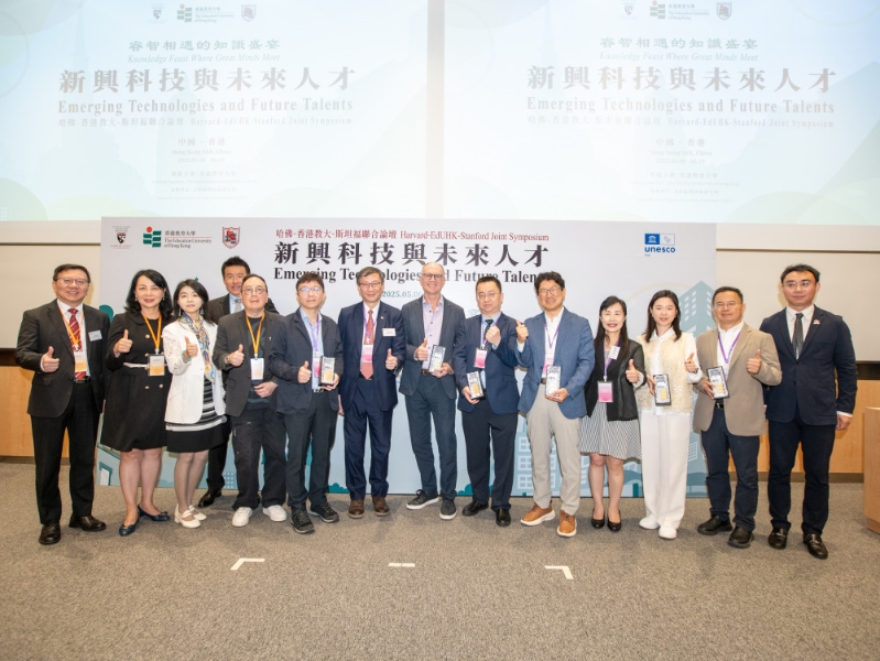 到场的主题演讲者与李子建校长（右八），郑美红副校长（右四），协理副校长（内地协作及发展）盖会霞女士（左二）以及组委会成员合影留念