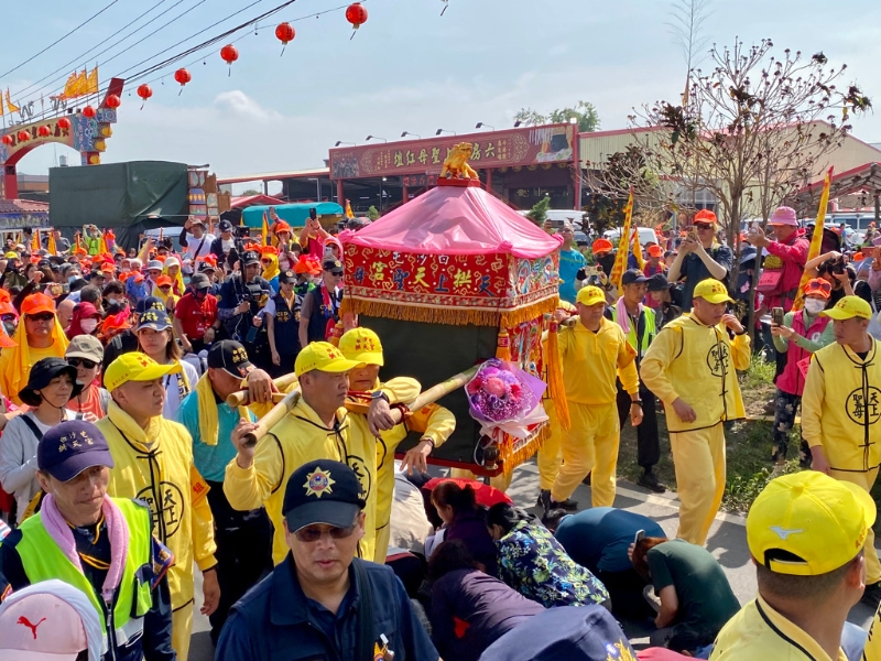 白沙屯妈祖徒步进香为台湾年度宗教盛事之一，今年报名逾32万名香灯脚随行。