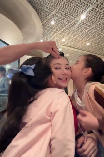 两名女儿一齐锡方媛面珠,郭富城就以手代嘴亲老婆额头。 两名女儿一齐锡方媛面珠,郭富城就以手代嘴亲老婆额头。