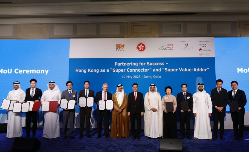 行政长官李家超、卡塔尔财政部长Ali bin Ahmed Al-Kuwari及卡塔尔商会主席Sheikh Khalifa Bin Jassim Al Thani，见证了律师会两份谅解备忘录交换仪式。 （律师会提供）