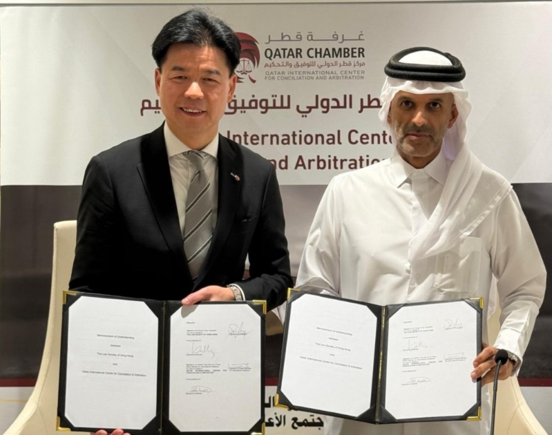 律师会会长汤文龙与卡塔尔国际调解仲裁中心董事会副主席Thani Al Thani代表双方机构签署谅解备忘录。 （律师会提供）