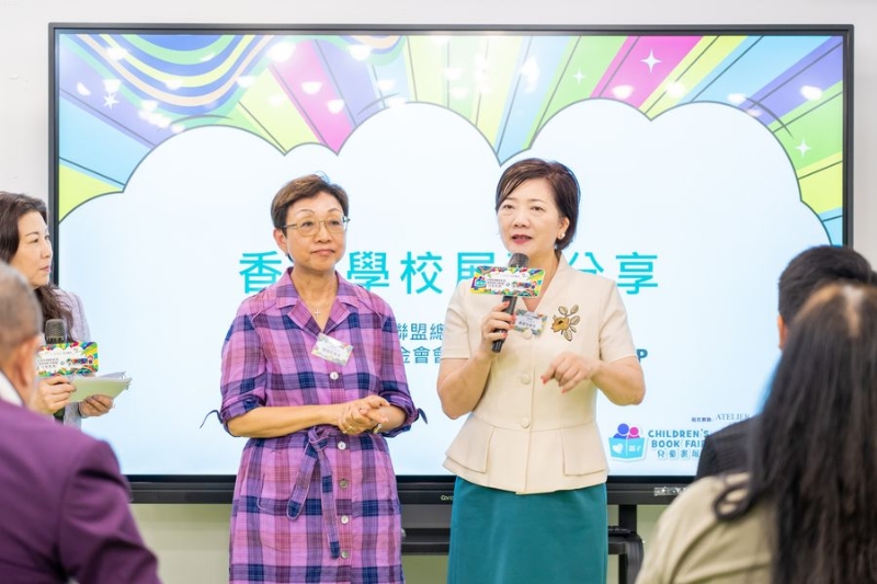 周慧珍女士（左）