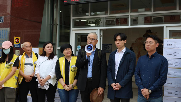 无党籍县议员曾玟学（右2）非常积极投入罢免苗栗蓝委行动。