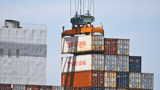 过去几个月间，西岸港口的货物进口量起伏不定