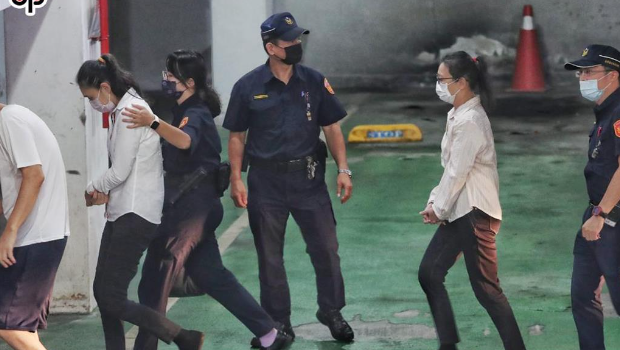 涉案的姐妹被押解上法庭。 涉案的姐妹被押解上法庭。