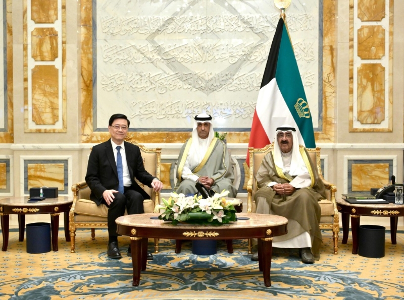 李家超（左）今早（13日）在科威特与科威特埃米尔（国家元首）Meshal Al-Ahmad Al-Jaber Al-Sabah（右）会面。