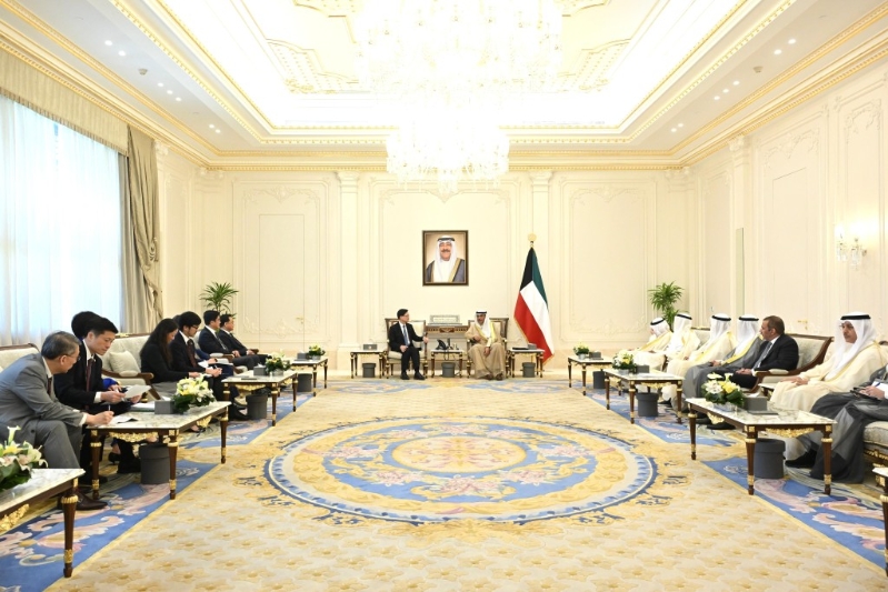 李家超（右八）今日（13日）在科威特與科威特王儲Sabah Al-Khaled Al-Hamad Al-Mubarak Al-Sabah（右七）會面。政府新聞處圖片