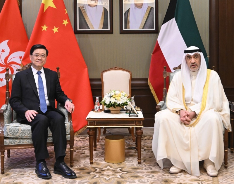 李家超（左）今日（13日）在科威特與科威特署理首相Fahad Yousuf Saud Al-Sabah（右）會面。政府新聞處圖片