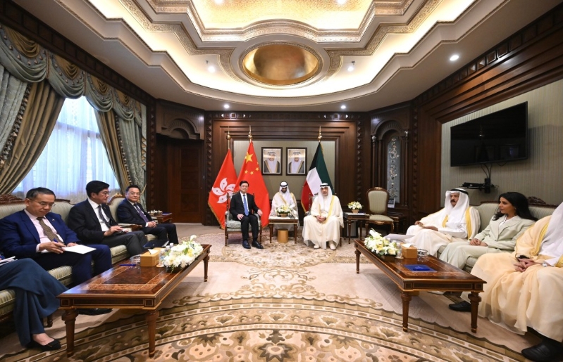 李家超（左四）今日（13日）在科威特與科威特署理首相Fahad Yousuf Saud Al-Sabah（右三）會面。政府新聞處圖片