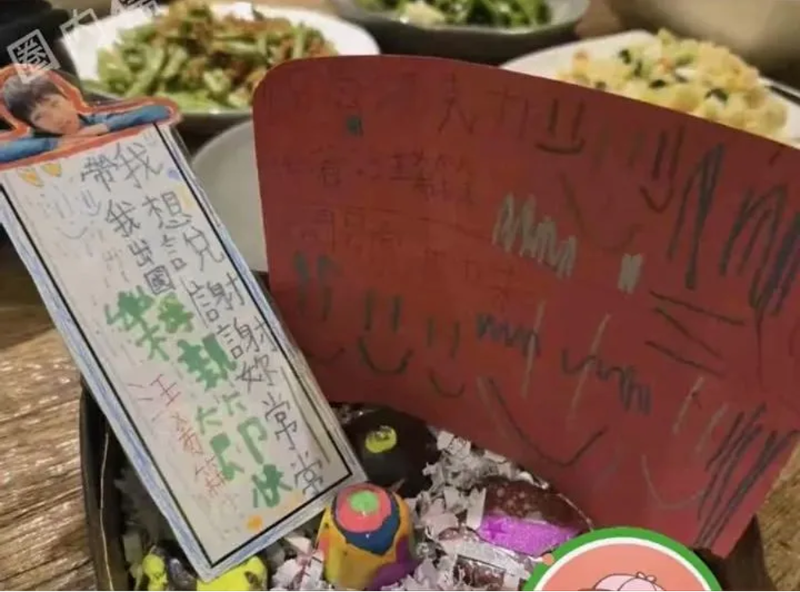 Mandy收到箖箖送的母亲节卡片。