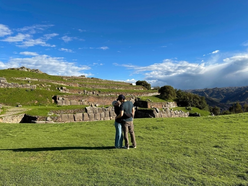 刘思慕与未婚妻不时放闪。