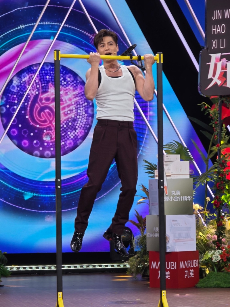 罗子溢乘机炫耀肌肉。