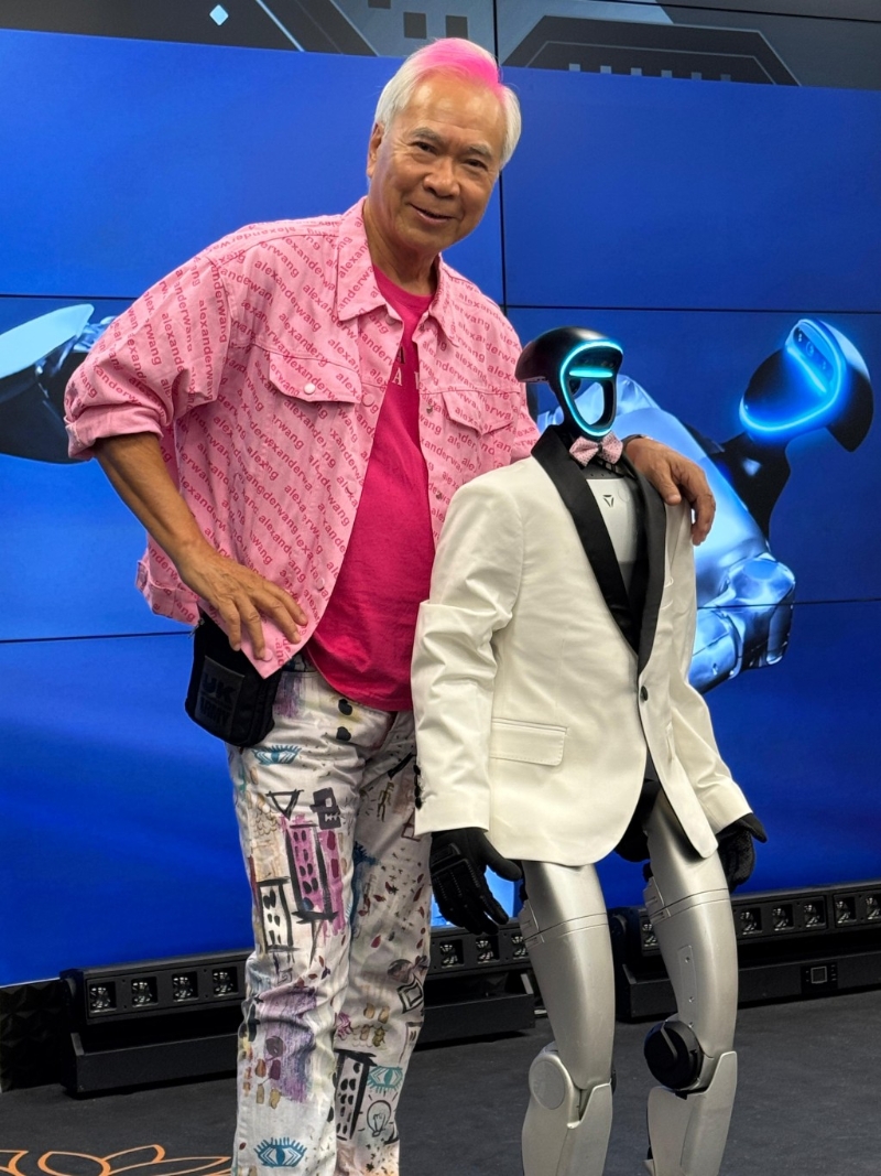 李龙基到观塘出席机器人命名发布会。 李龙基到观塘出席机器人命名发布会。