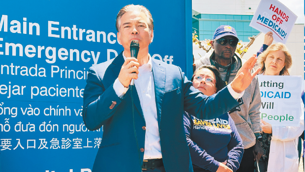 加州检察长邦塔出席集会表示与人民同在。