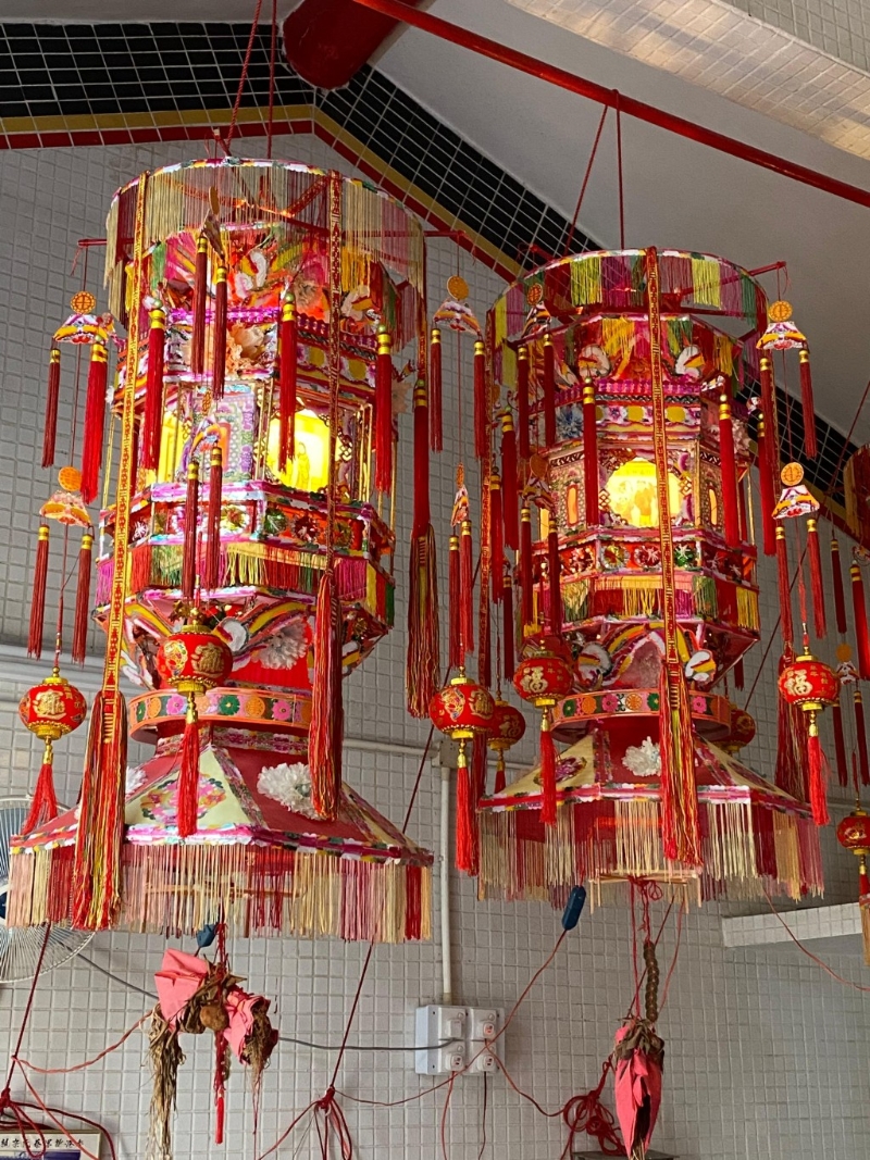沙田区的小沥源村蔡氏家祠内悬挂着丁灯，参加者可藉此了解扎作技艺。