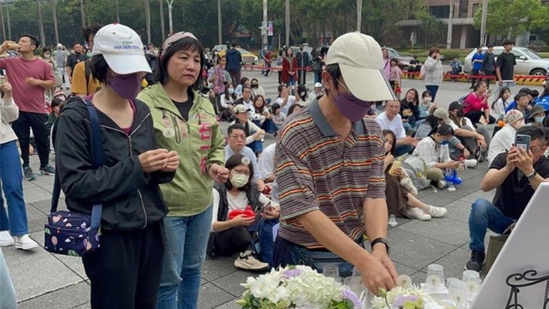 新北初中生割颈案死者父亲杨爸爸今透过新北市议员石一佑发出声明，校园割喉杨同学实在死的冤枉，完全没有公平正义可言。