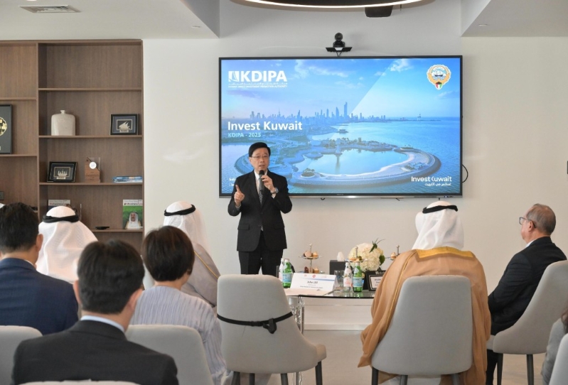 李家超14日在科威特与科威特直接投资促进局代表会面，了解当地在招商引资方面的策略和成果。