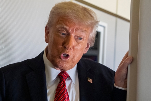 美国总统特朗普总统在从沙特阿拉伯利雅得飞往卡塔尔多哈的空军一号上向记者发表演说。美联社