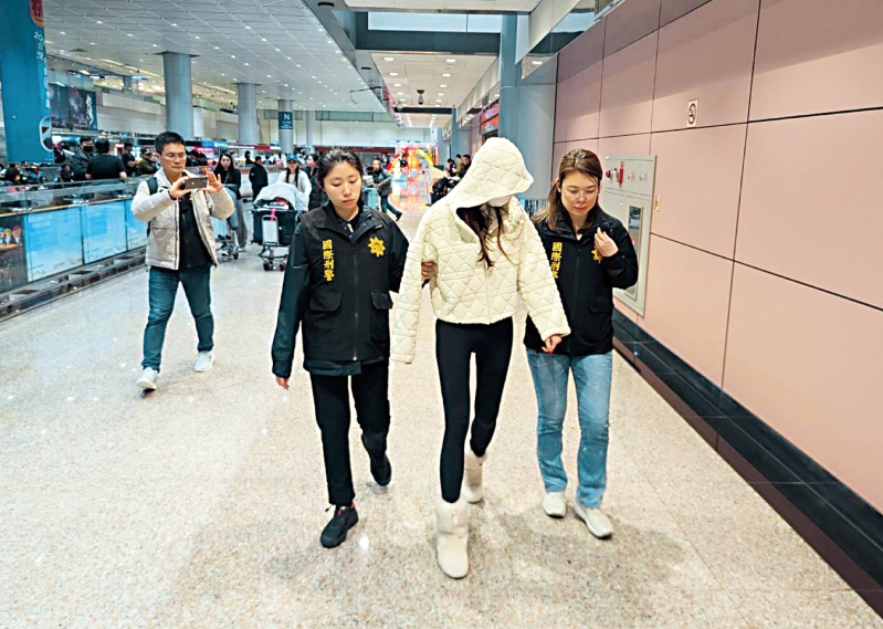 美国与台湾联手破获跨境诈欺洗钱集团，落网的诈团高级成员36岁廖姓女子（右2）多次整形，今年初在桃园机场被捕。 中央社