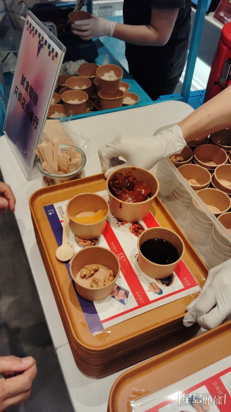 从现场图片可见，试食活动份量十足，每份包括一大片芒果干、半碗桑葚桂圆茶、数粒草莓核桃，还有两只猪手，相当大方。