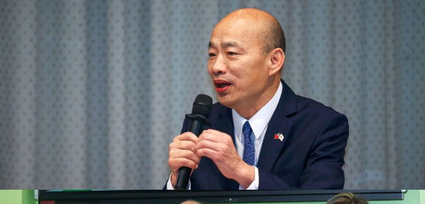 韩国瑜(上)称呼柯建铭(下中)、吴思瑶(下左)、陈培瑜(下右)为一龙二凤，引发陈培瑜不满。