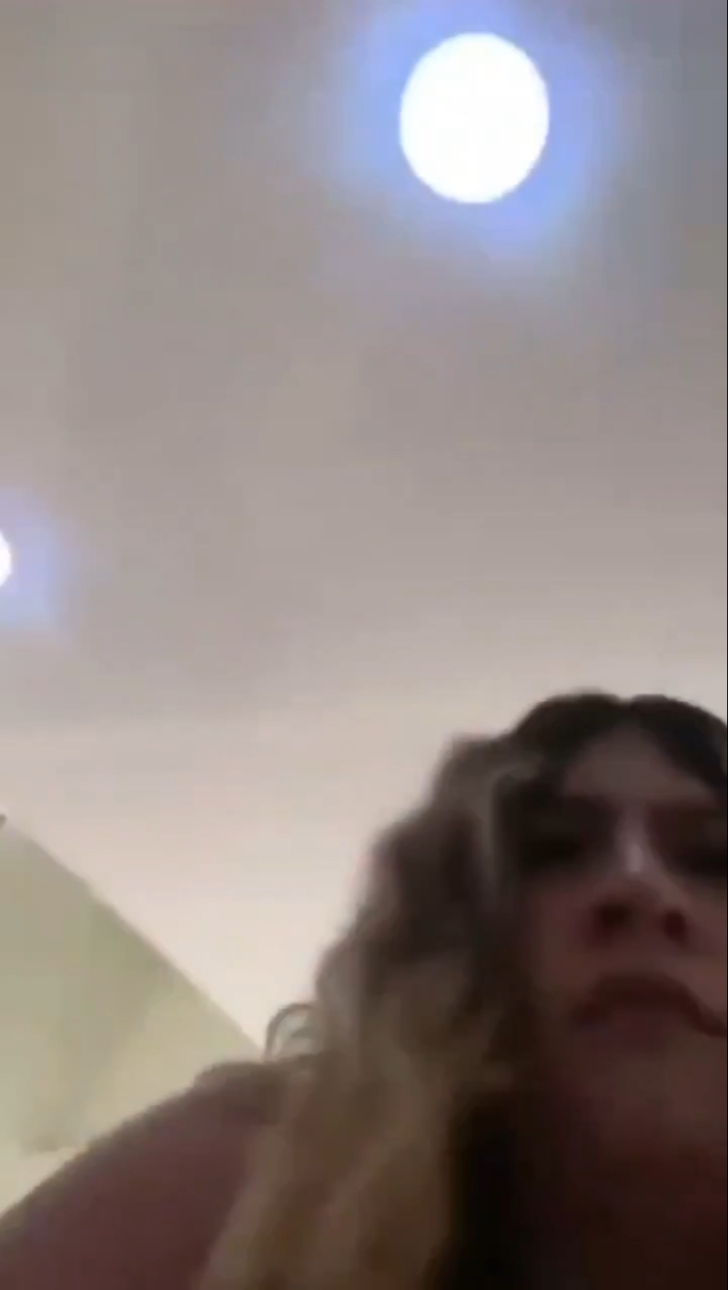 有人关掉直播时在镜头前短暂亮相。 有人关掉直播时在镜头前短暂亮相。