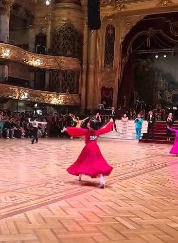 孙俪女儿小花舞技高超。