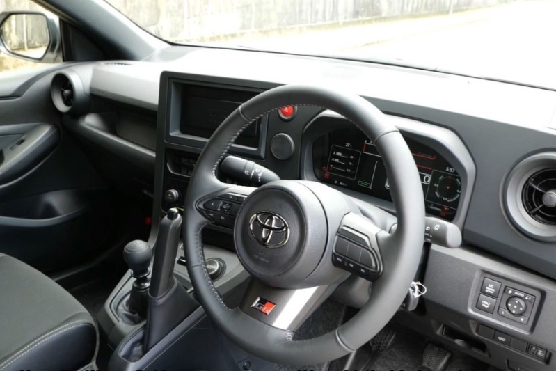 丰田Toyota GR Yaris Gen2 RC版应用全新设计一体式表板，原装不设音响。