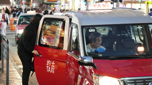 的士受白牌车冲击。