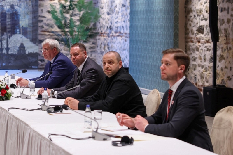 乌克兰外长西比加（Andrii Sybiha ）、乌克兰总统办公室主任叶尔马克（Andriy Yermak）和乌克兰国防部长乌梅洛夫（Rustem Umerov）出席会谈